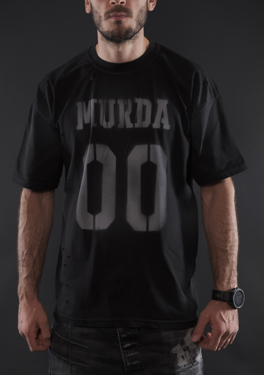 Детайл на избелелия винтидж принт MURDA 00 върху тениска Blackout Edition