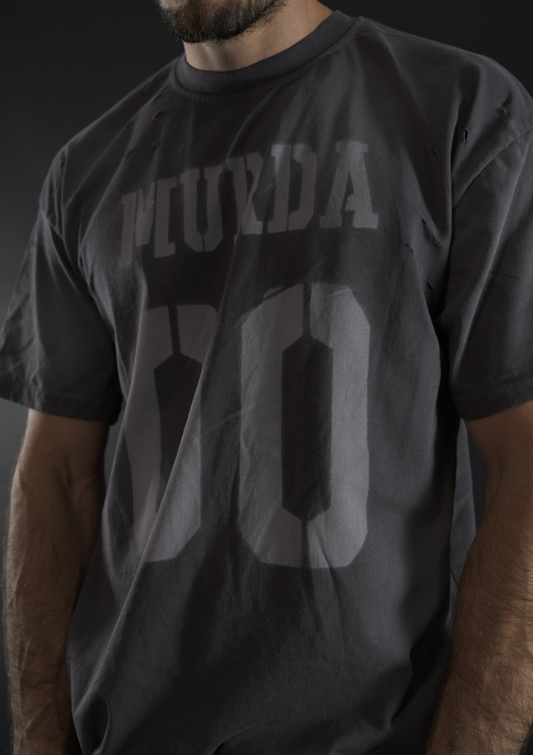 Детайл на ретро принта MURDA 00 върху тениска Concrete Edition