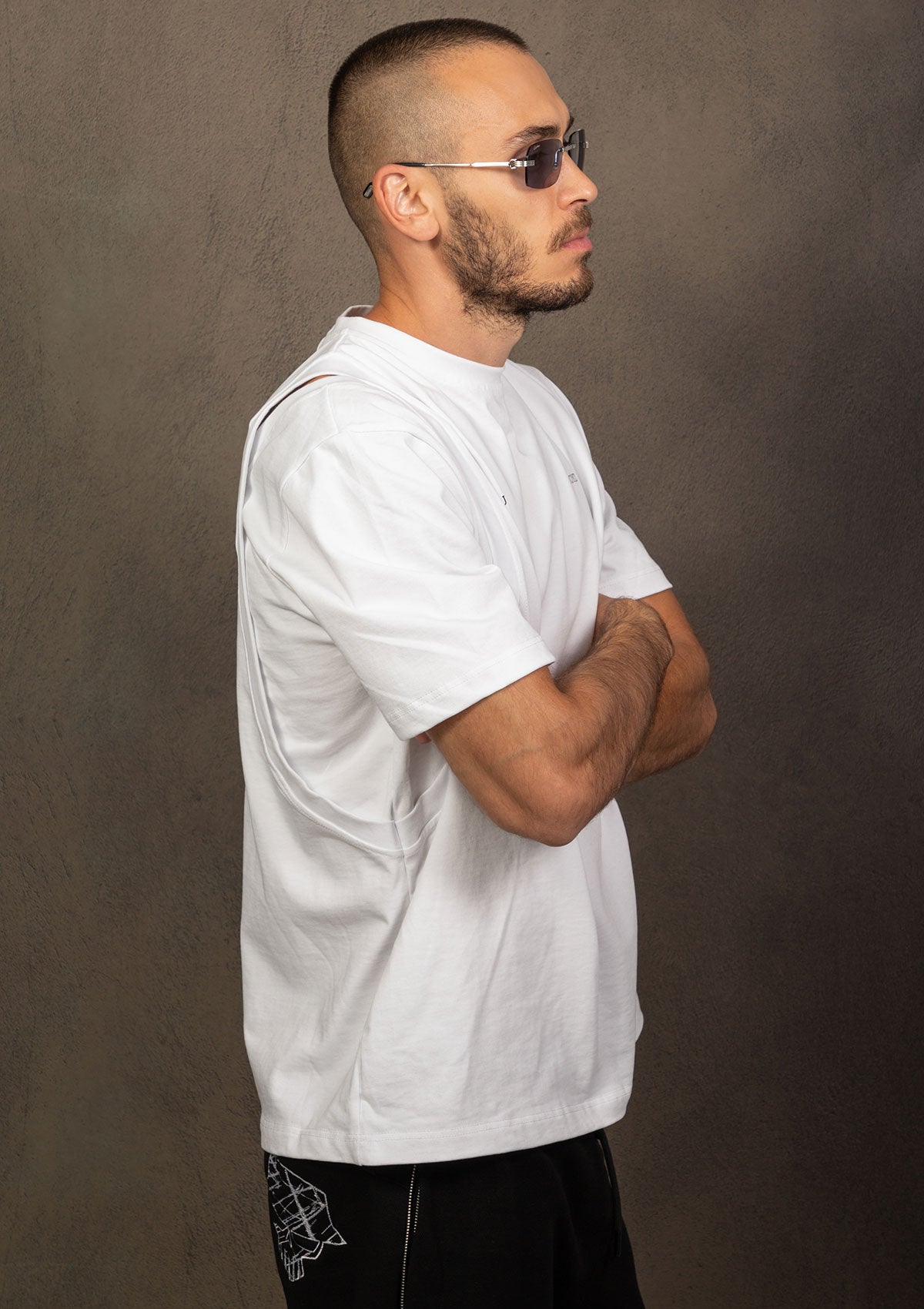 WHITE T-SHIRT-cut shoulder