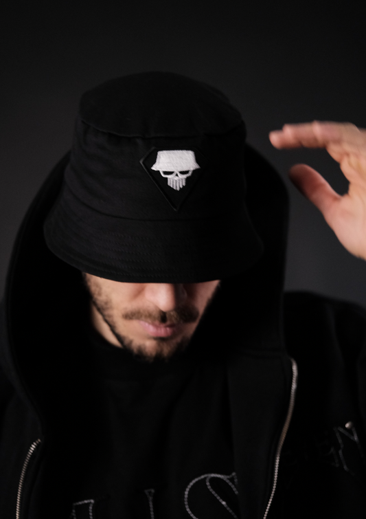 Детайл на бродираното лого Murda Boyz върху унисекс streetwear шапка
