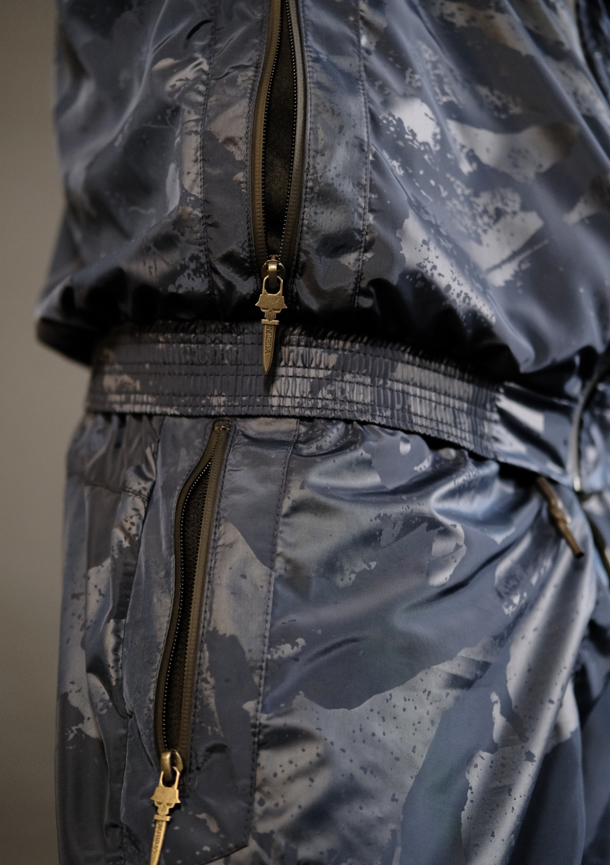 Еластична талия и ципове на долнището Murda Camouflage Set Blue – функционален детайл
