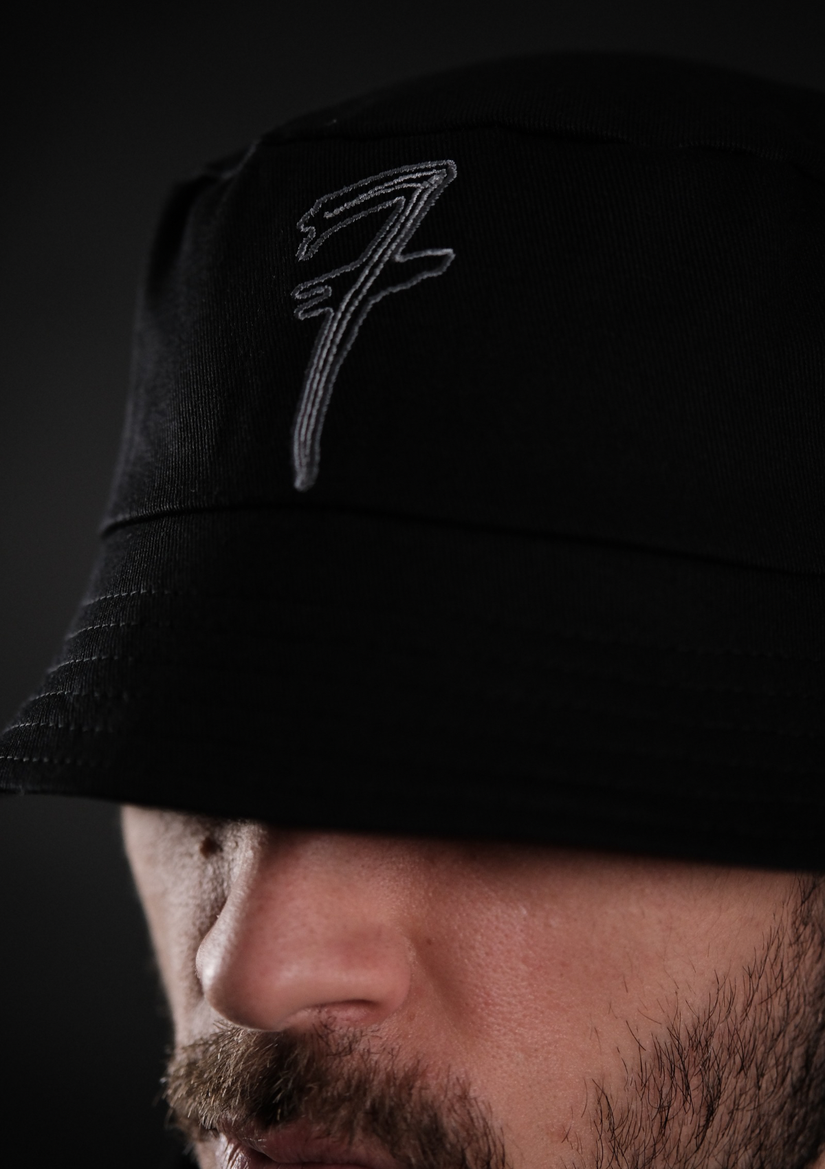 Murda Boyz | Детайл на бродираното лого Seven by Marsel върху унисекс streetwear шапка