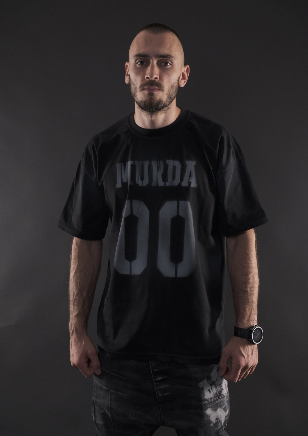 Oversized streetwear тениска MurdaBoyz Blackout Edition облечена на модел отпред