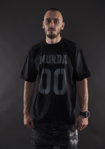 Oversized streetwear тениска MurdaBoyz Blackout Edition облечена на модел отпред