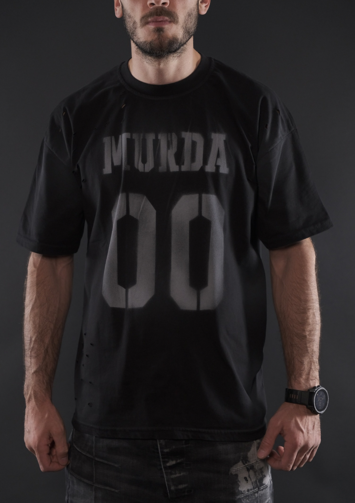 Детайл на избелелия винтидж принт MURDA 00 върху тениска Blackout Edition