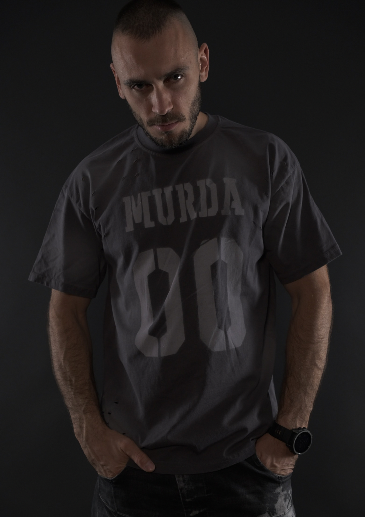 Oversized streetwear тениска Murda Boyz Concrete Edition облечена на модел отпред
