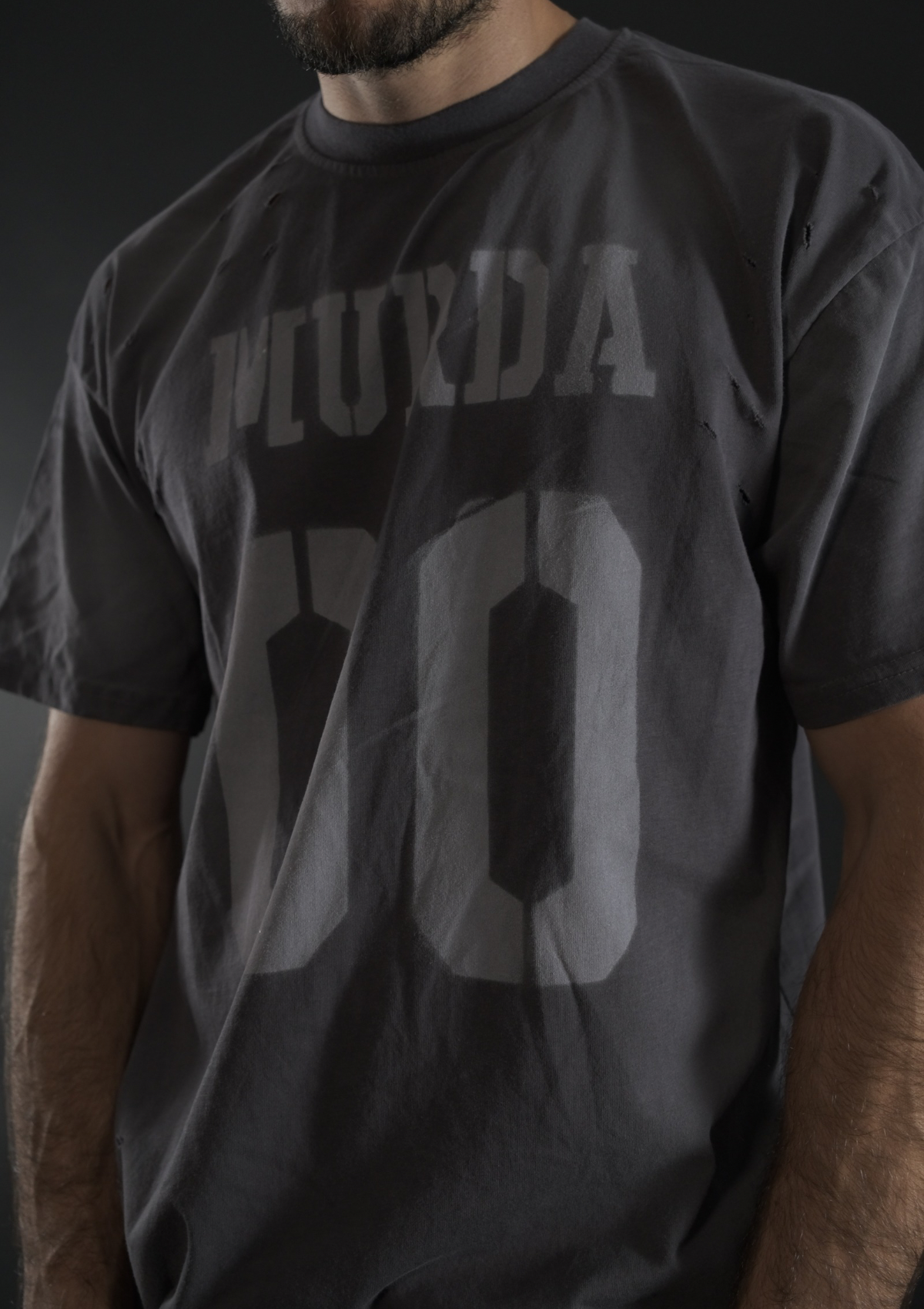 Детайл на ретро принта MURDA 00 върху тениска Concrete Edition