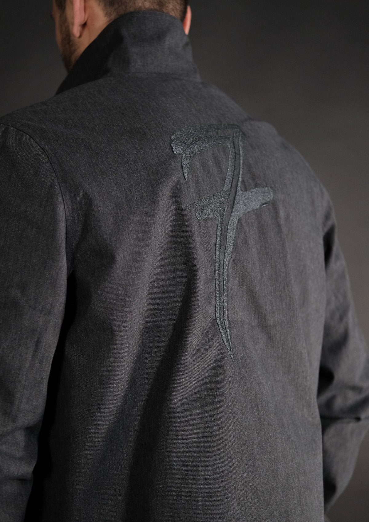 Висококачествена бродерия на гърба на лимитирания streetwear комплект Murda Boyz – премиум детайл