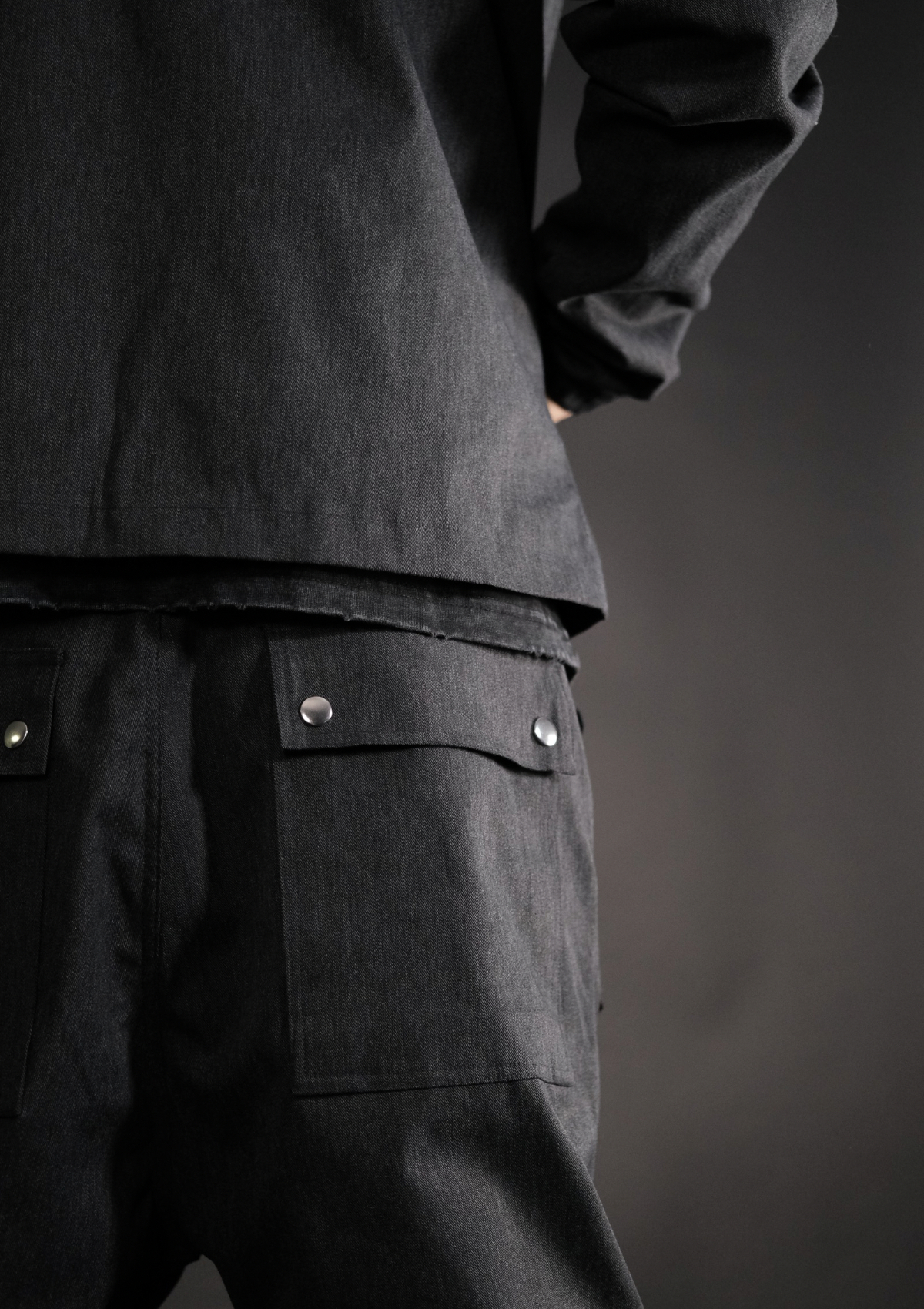 Плътна висококачествена материя на мъжкия streetwear комплект Murda Boyz Limited Edition – текстура и качество отблизо