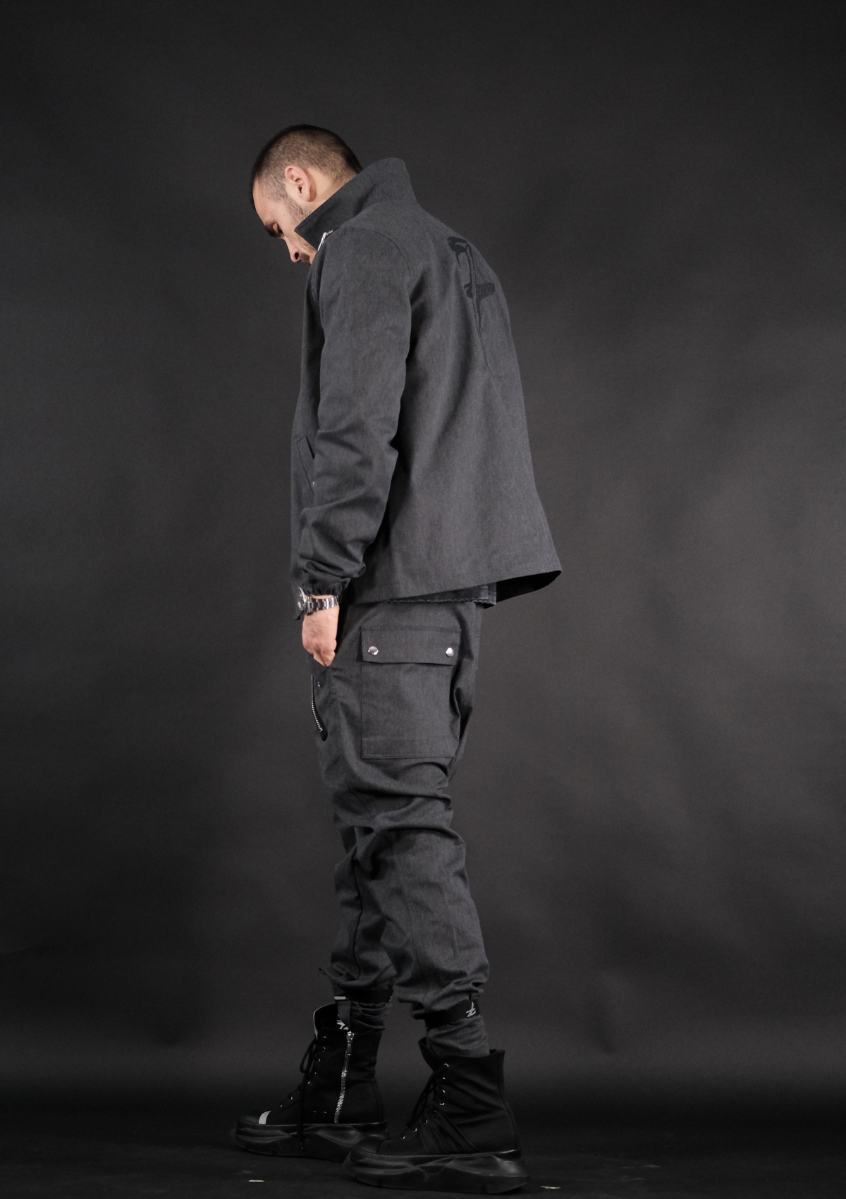 Мъжки лимитиран streetwear комплект Murda Boyz с бродерия на гърба и спортно-градски силует – заден изглед