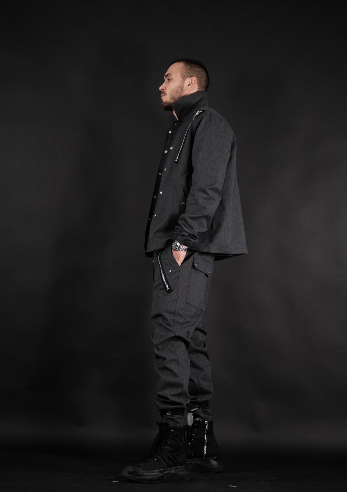 Премиум мъжки streetwear анцуг комплект Murda Boyz Limited Edition със стилна кройка и отлично прилягане – страничен изглед