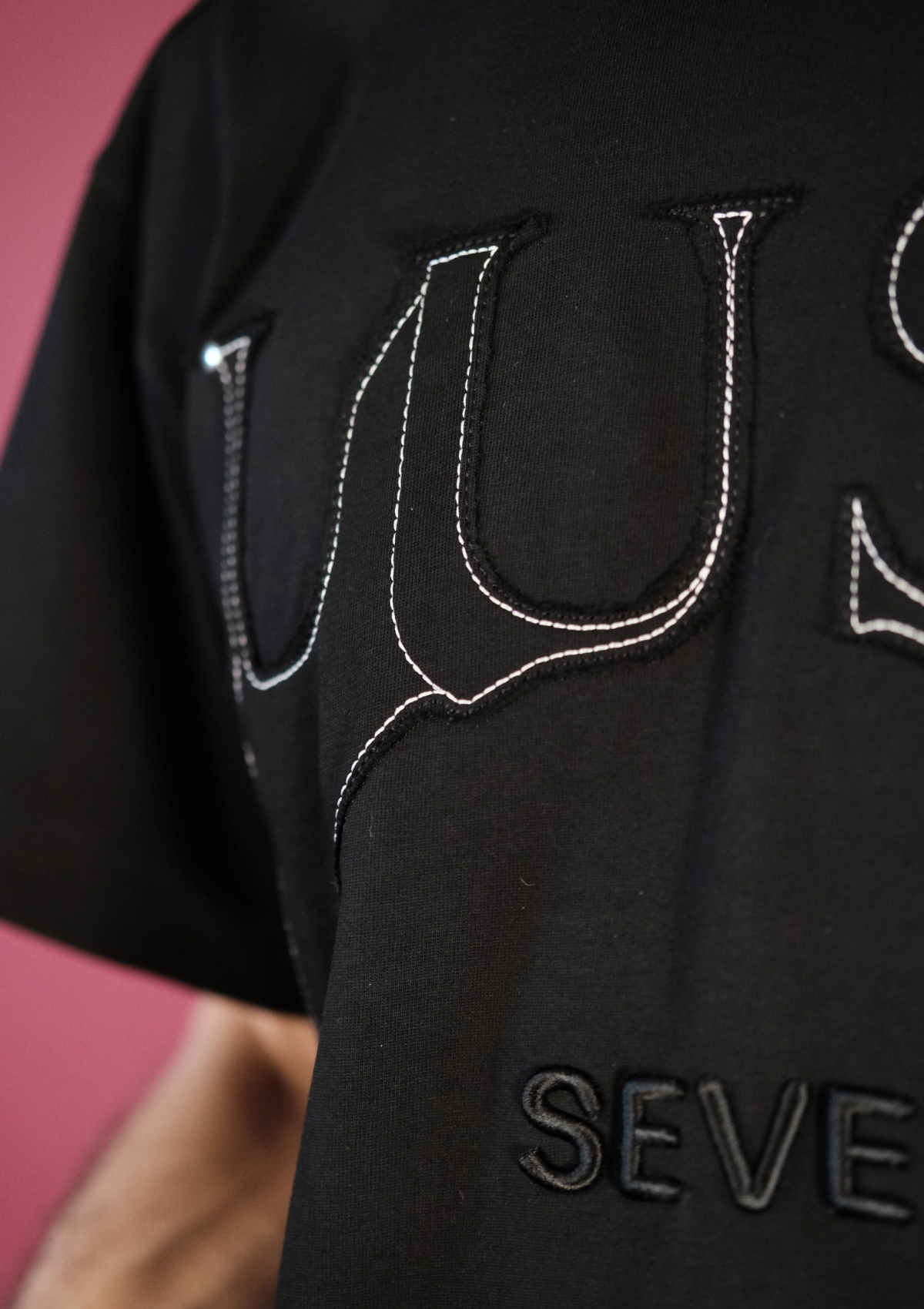 Детайл на фината бродерия върху тениска LUST от Seven by Marsel