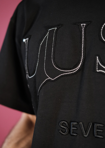 Детайл на фината бродерия върху тениска LUST от Seven by Marsel