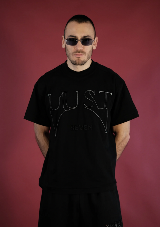 Черна streetwear тениска LUST с изящна бродерия отпред от Seven by Marsel