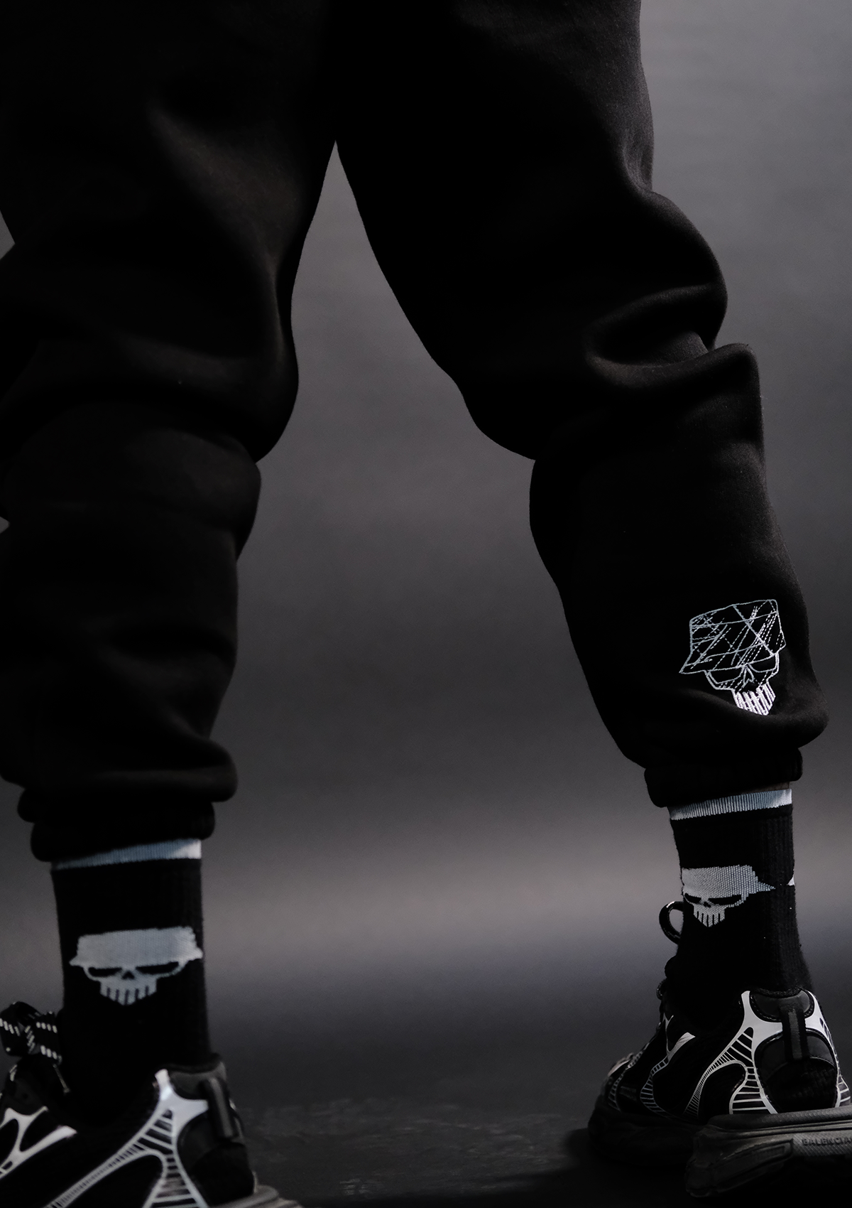 Детайл на бродираното лого върху долнището на Bando Set Black от Murda Boyz