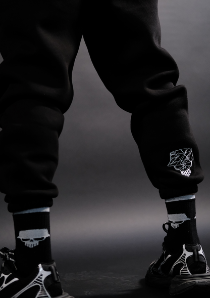 Детайл на бродираното лого върху долнището на Bando Set Black от Murda Boyz