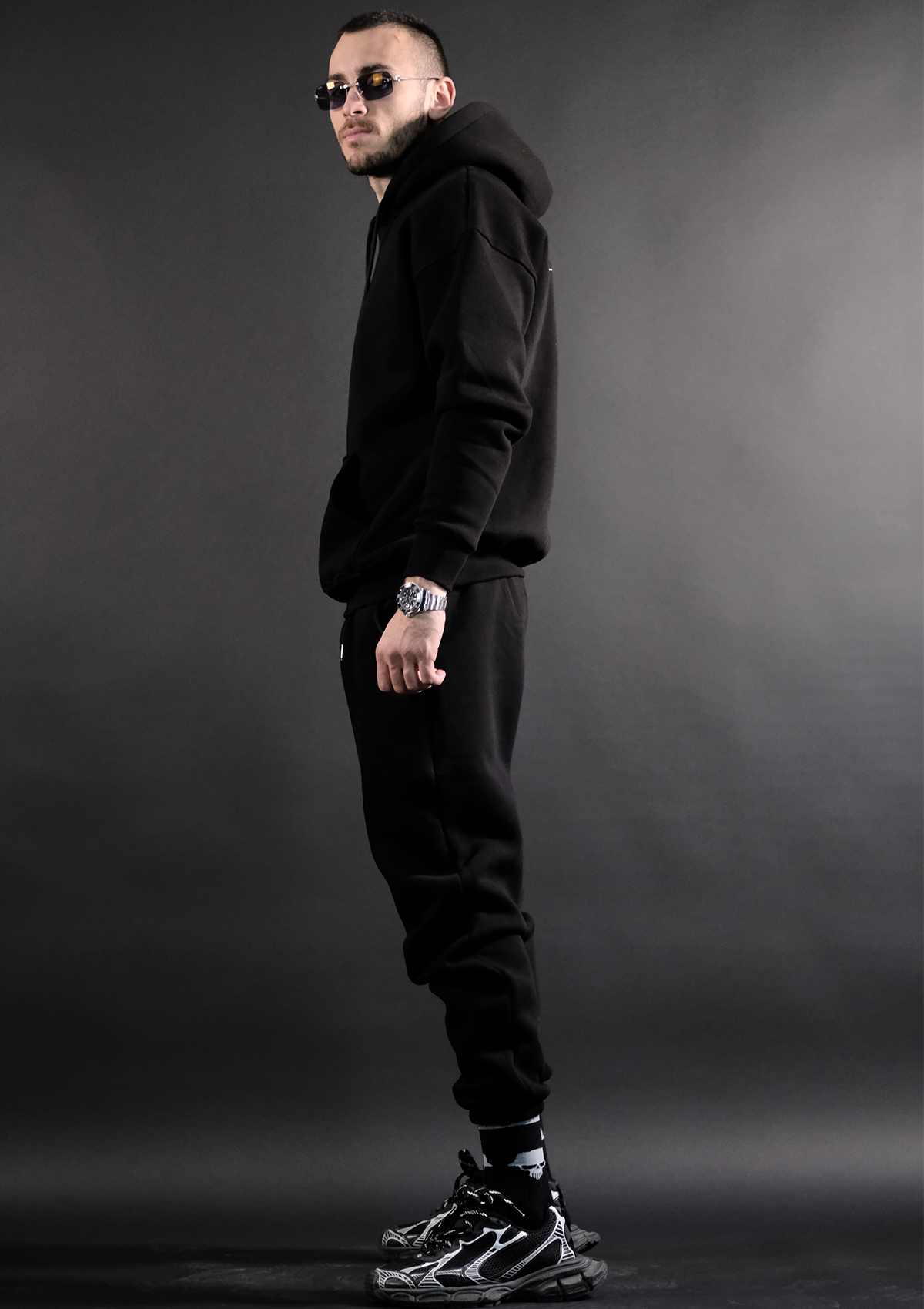 Страничен силует на мъжкия streetwear комплект Murda Boyz Bando Set Black с отлично прилягане