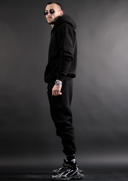 Страничен силует на мъжкия streetwear комплект Murda Boyz Bando Set Black с отлично прилягане