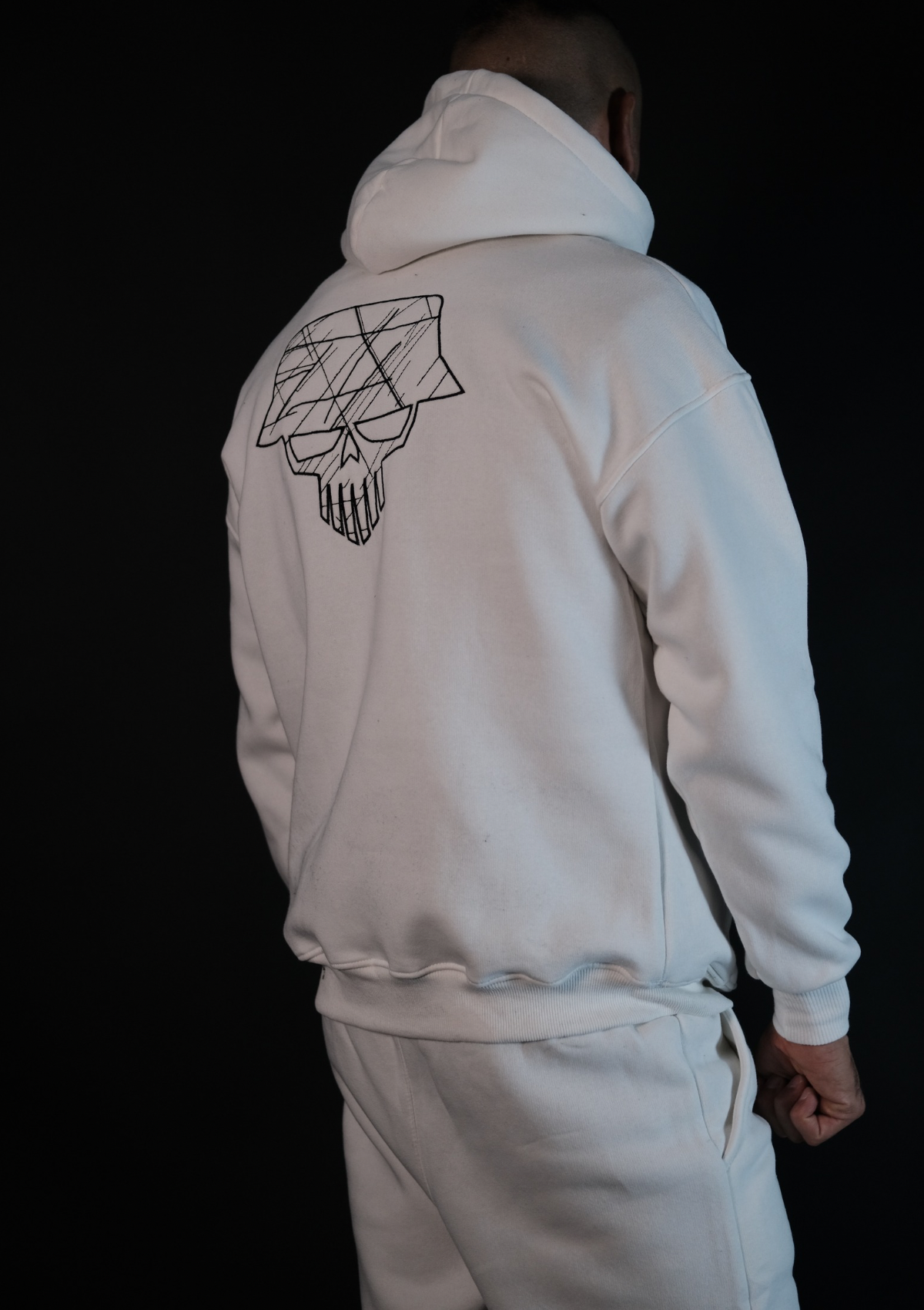 Детайл на бродираното лого на гърба на мъжкия streetwear комплект Murda Boyz Bando Set White