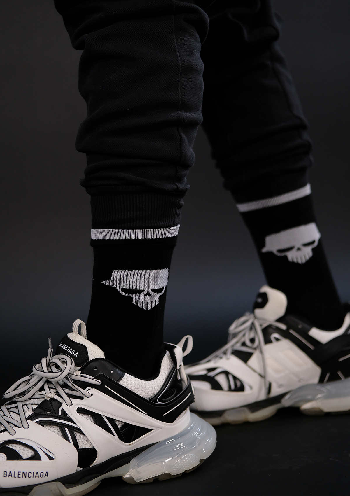 Черни streetwear чорапи Murda Boyz с лого, носени със сникърси