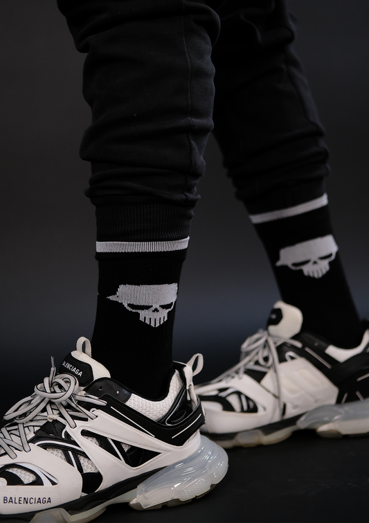 Черни streetwear чорапи Murda Boyz с лого, носени със сникърси