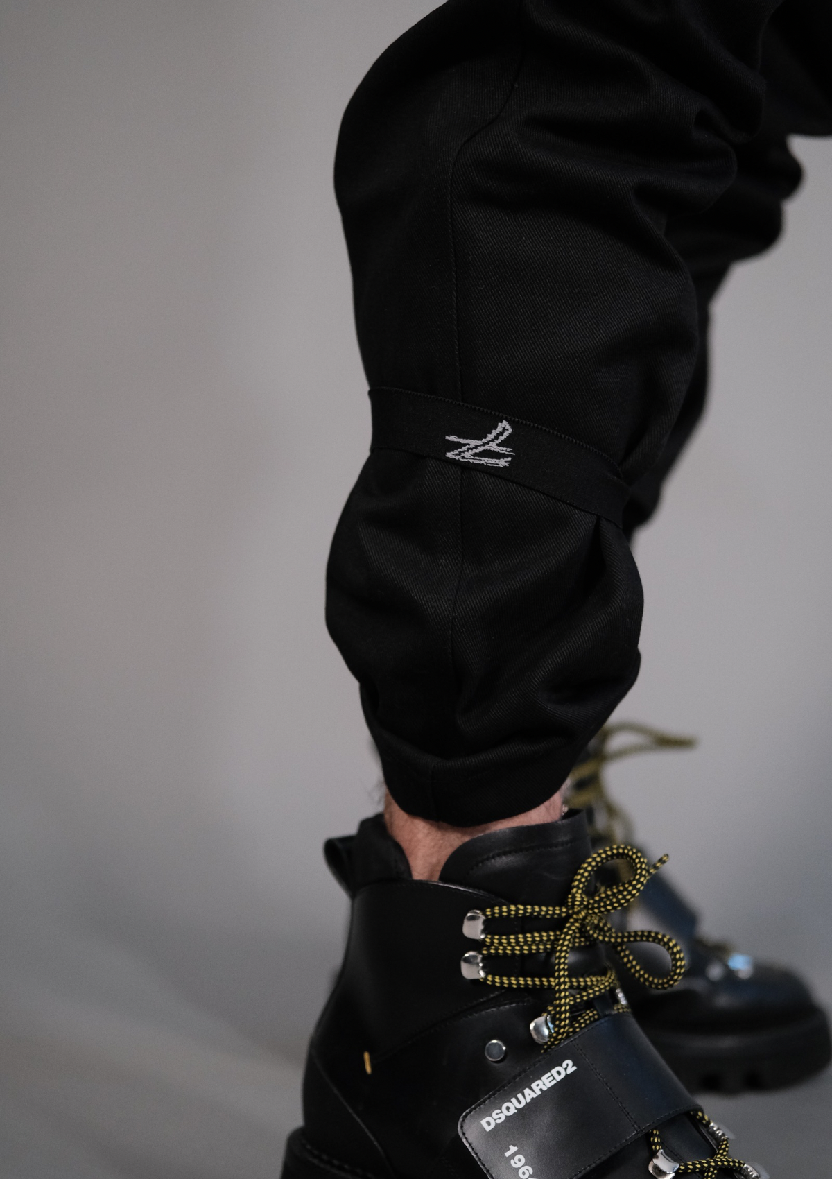 Детайл на двойния ластик на крачолите на дънковия streetwear комплект Murda Boyz Limited Denim Set