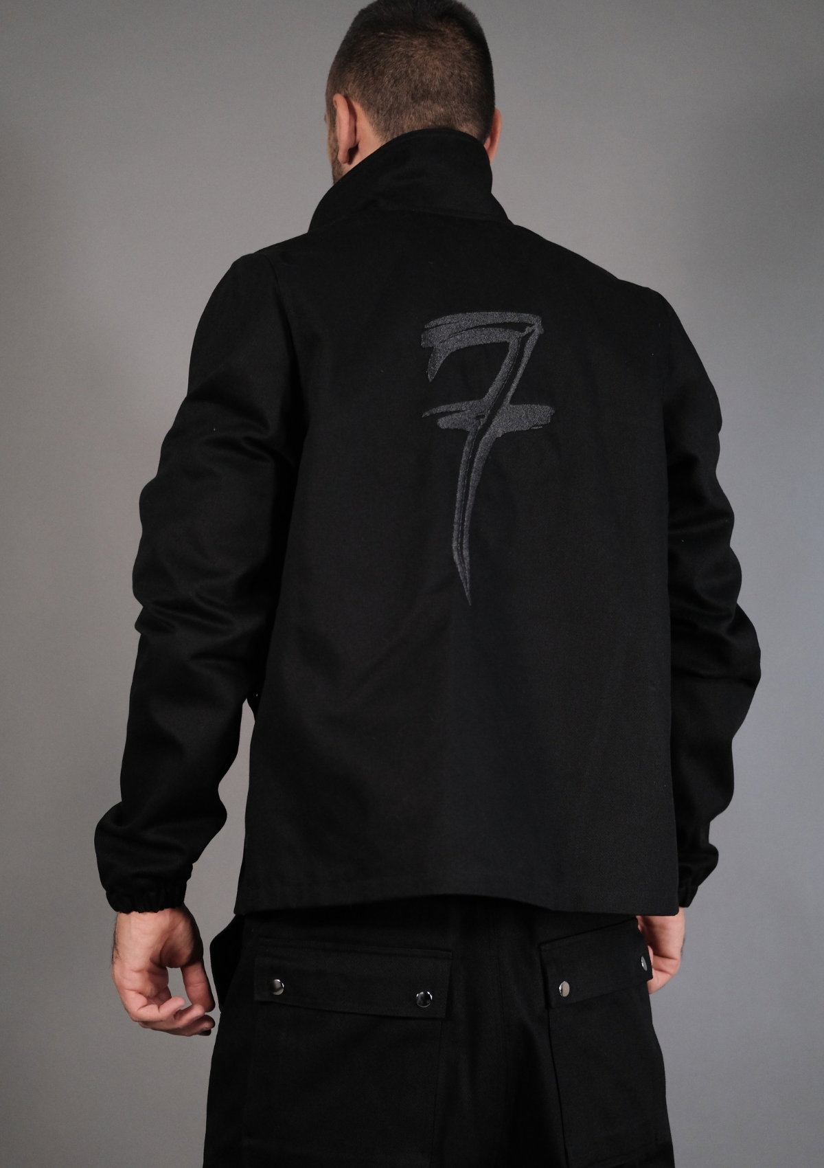 Мъжки лимитиран дънков комплект Murda Boyz с бродерия на гърба и силует street стил – заден изглед