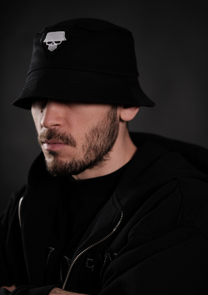 Страничен изглед на черната шапка Murda Boyz – уличен стил