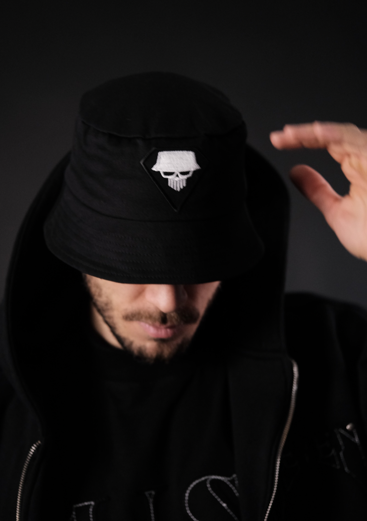 Детайл на бродираното лого Murda Boyz върху унисекс streetwear шапка