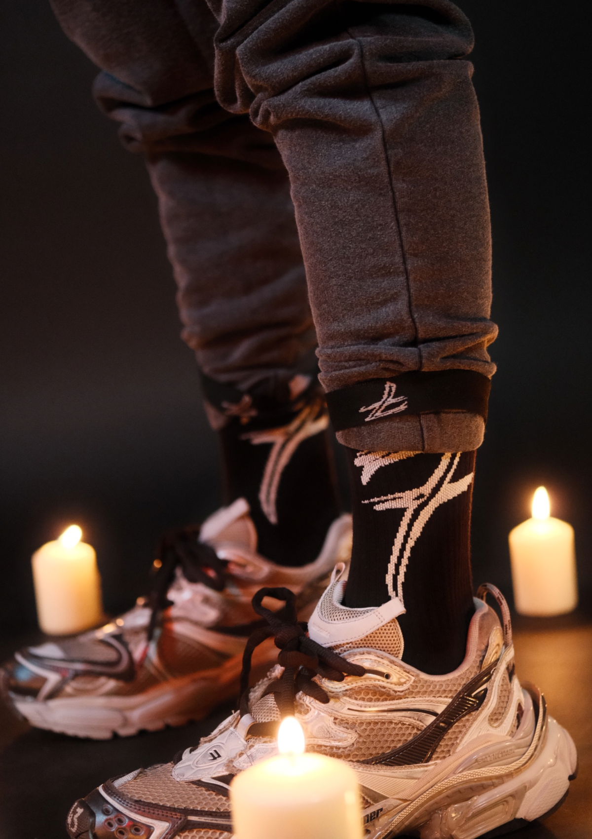 Streetwear чорапи Socks Seven Black White от Murda Boyz, носени с маратонки – модерен градски стил