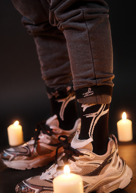 Streetwear чорапи Socks Seven Black White от Murda Boyz, носени с маратонки – модерен градски стил