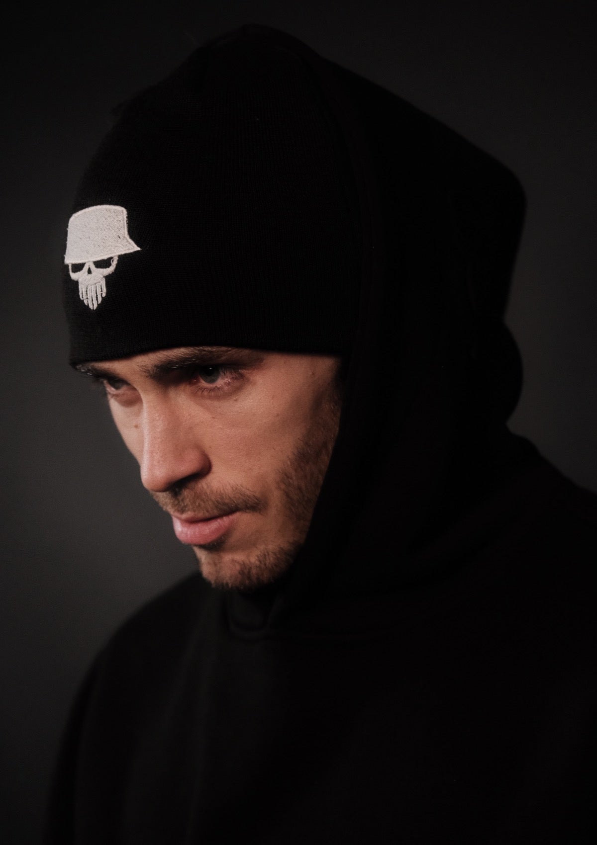 Унисекс зимна streetwear шапка Murda Boyz в черен цвят с бродиран skull символ – изглед отпред