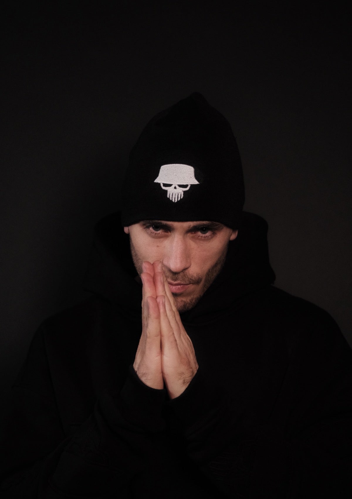 Детайл на бродирания skull символ върху зимната streetwear шапка Murda Boyz