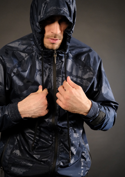 Детайл на горнището с цип и качулка от Murda Camouflage Set Blue