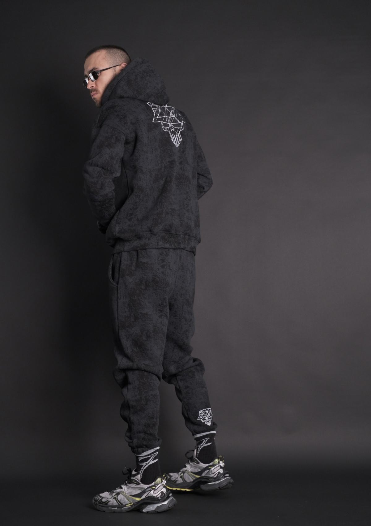 Страничен изглед на streetwear комплекта Shadow SET Murda Logo | Murda Boyz 