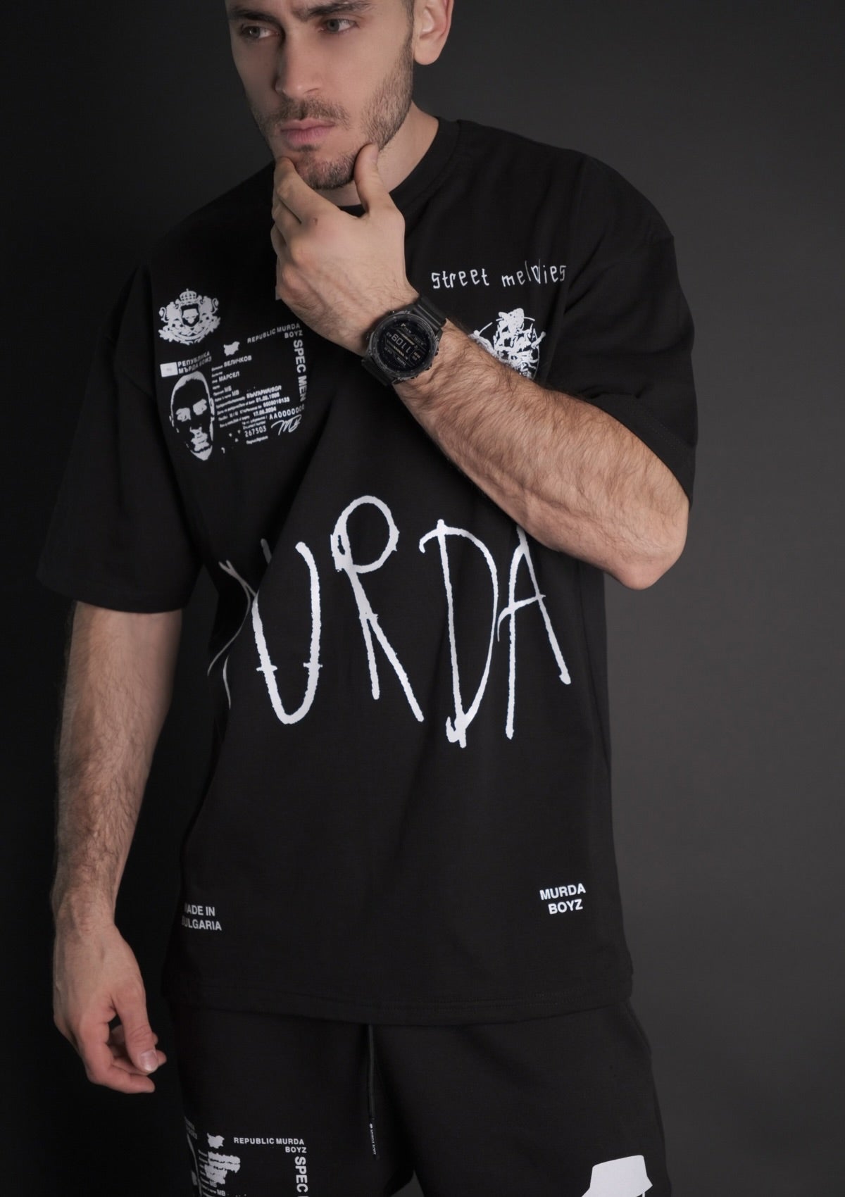 Детайл на графичния принт Street Identity върху тениска Murda Boyz